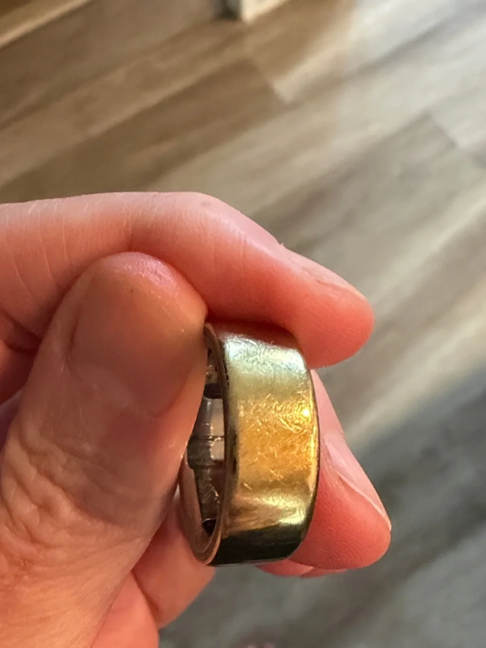 Oura 4 Gold Ring w Charging Dock
